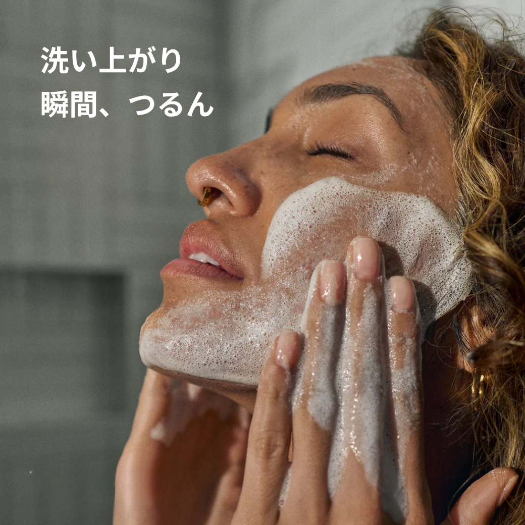 ダーマロジカ デイリーマイクロフォリエント 使用イメージ — きめ細かい泡で顔を洗う女性。洗い上がり瞬間、つるん | 酵素洗顔パウダー