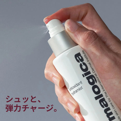 ダーマロジカ AOハイドラミスト 噴射イメージ — シュッと弾力チャージ ミストスプレーの使用シーン | ミスト化粧水