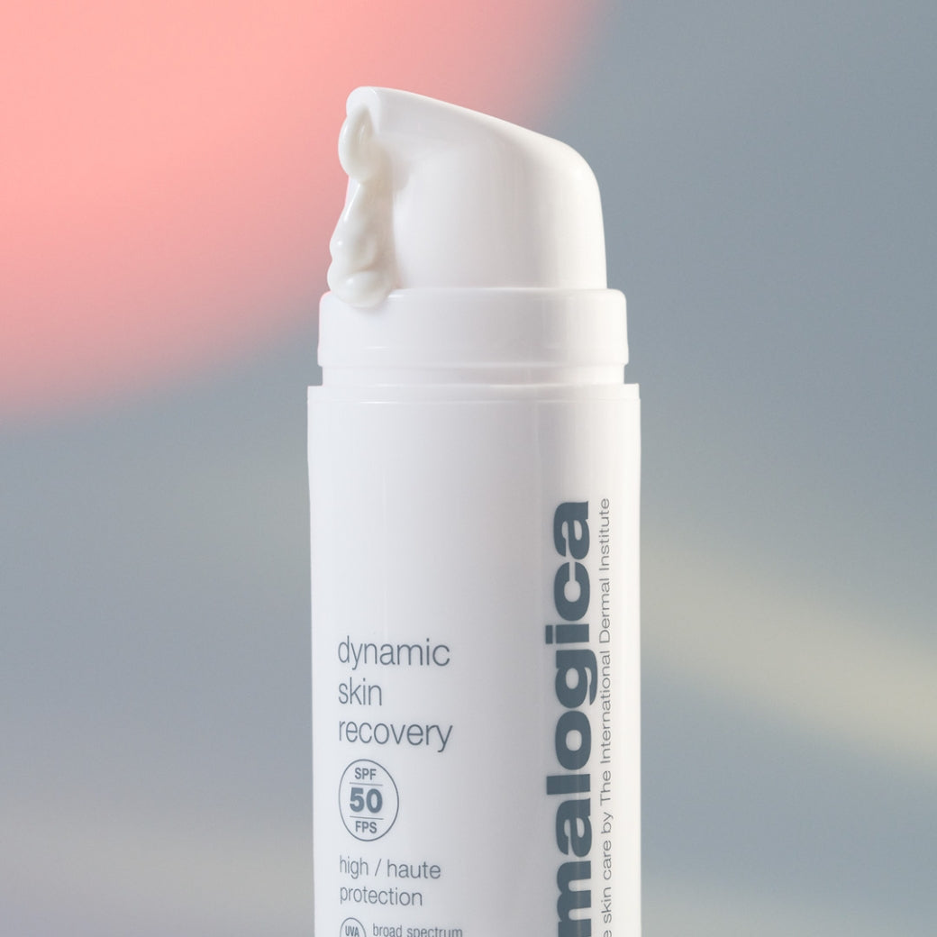 ダーマロジカ ダイナミックスキン R SPF50 — ポンプボトルとクリームのクローズアップ | 日焼け止め