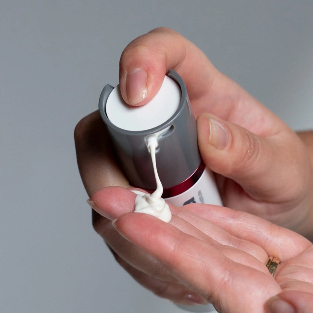 ダーマロジカ ダイナミックスキン R SPF50 — 手に取ったクリームのテクスチャーとボトル | 日焼け止め