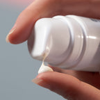 ダーマロジカ ダイナミックスキン R SPF50 — ボトルからクリームを出すクローズアップ | 日焼け止め