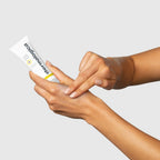 ダーマロジカ インビジブル フィジカル ディフェンス SPF30 — 手の甲に日焼け止めを塗布するスキンケアの使用イメージ | 日焼け止め