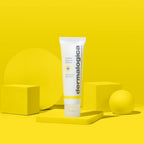 ダーマロジカ インビジブル フィジカル ディフェンス SPF30 — 黄色い幾何学オブジェクトとスタイリングされた日焼け止めチューブのビジュアル | 日焼け止め