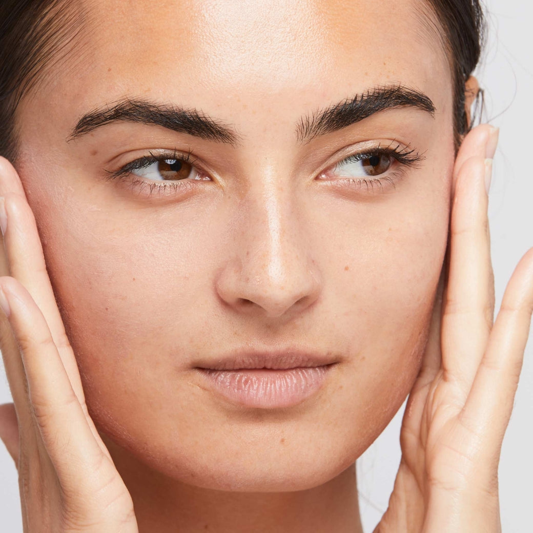 ダーマロジカ スキン パーフェクト プライマー SPF30 — プライマー塗布後のなめらかでツヤのある肌を見せるモデル | 化粧下地