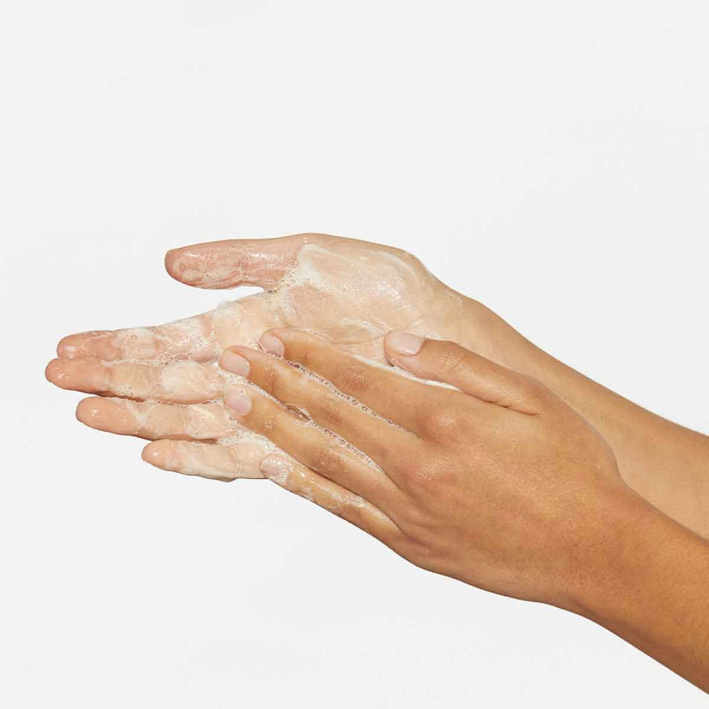 ダーマロジカ デイリーカインドフォリエント — 水を加えて両手で泡立てるやさしい洗顔の使用ステップイメージ | 角質ケア・洗顔