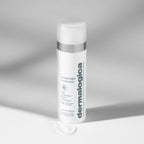 ダーマロジカ P-ブライト モイスチャライザー SPF50 — グレー背景の製品ボトルとクリームスウォッチ | 日焼け止め・保湿クリーム